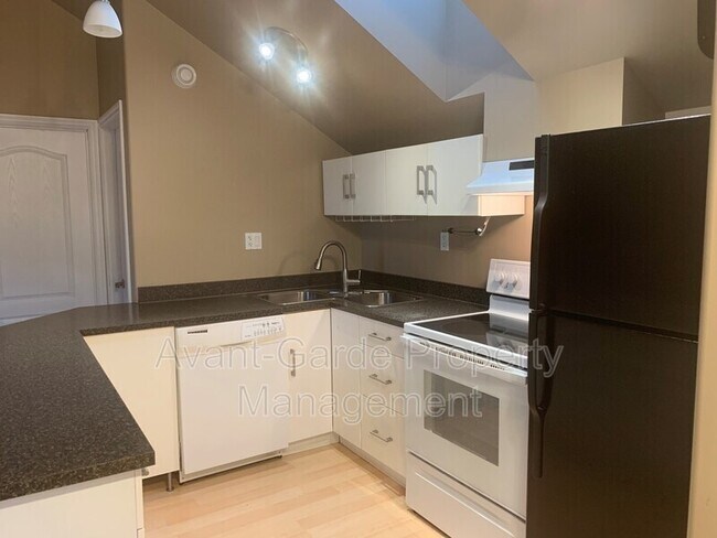 Photo du bâtiment - 9116-9194 94 Ave NW