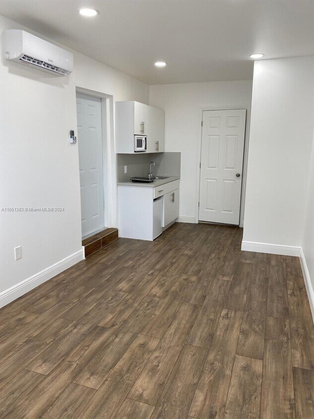 Primary Photo - 1125 NE 143rd St