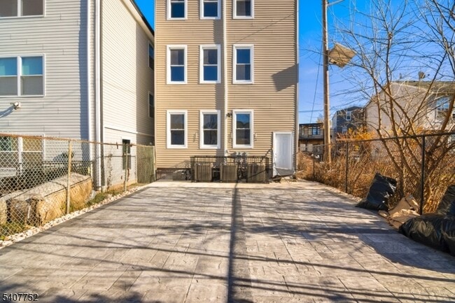 Building Photo - 579 S 12th St