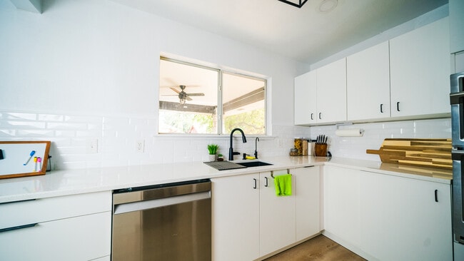 Building Photo - 5606 Meadow Crest