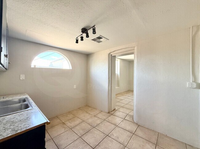 Building Photo - 1548 W McKinley St