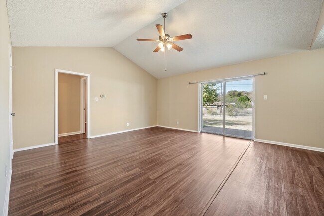 Building Photo - 3 Bedroom, 1.5 Bath Home with Spacious Layout and Large Yard