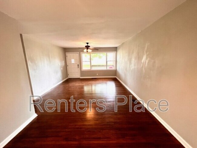 Building Photo - 1537 E 50th Pl