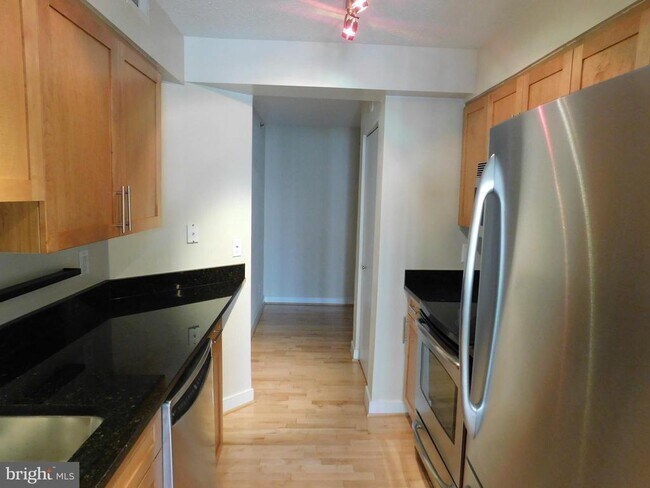 Foto del edificio - 7500 Woodmont Ave