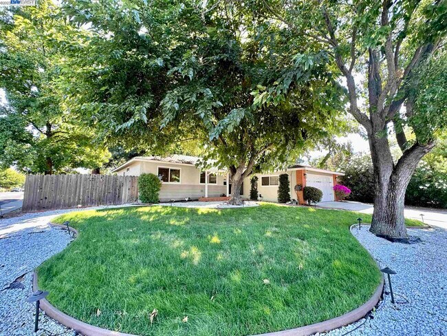 Building Photo - 1243 Missouri Dr