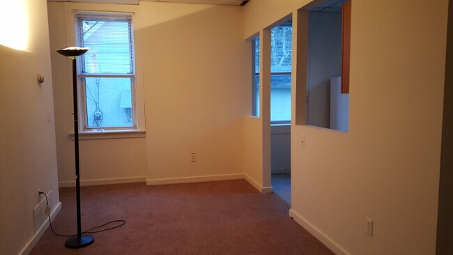 Building Photo - 817 Ringwood Ave