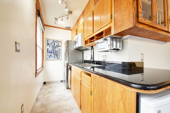 Building Photo - 2328 Hoyt Ave