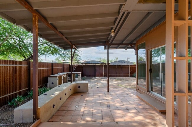 Building Photo - Private Home Steps away from U of A Campus!