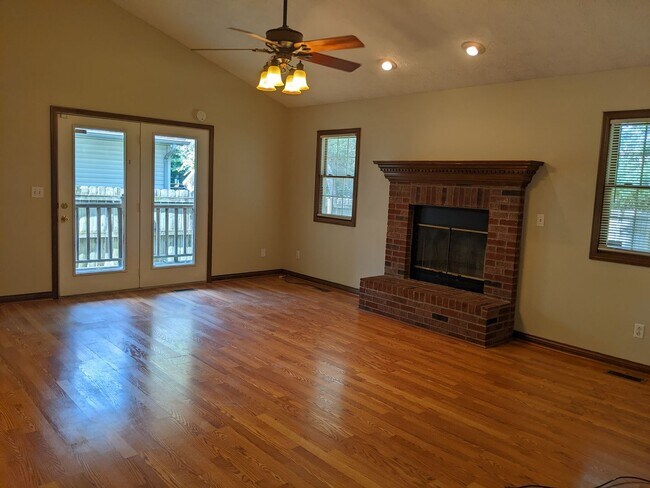 Building Photo - 3 Bedroom 2 Bathroom Home In Amber Woods E...