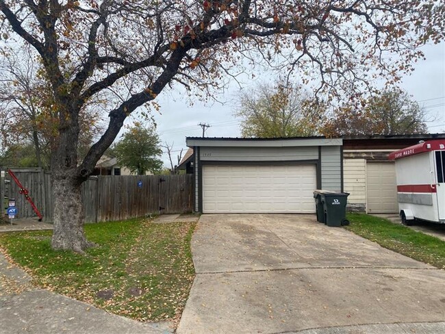 Building Photo - Cute 2/1 duplex with garage/carport