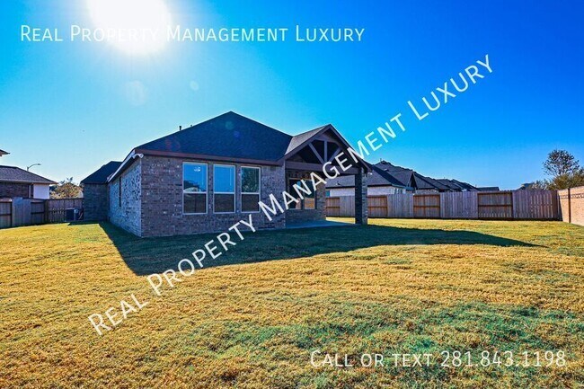 Foto del edificio - Stunning 3-Bedroom Home (with office) in t...