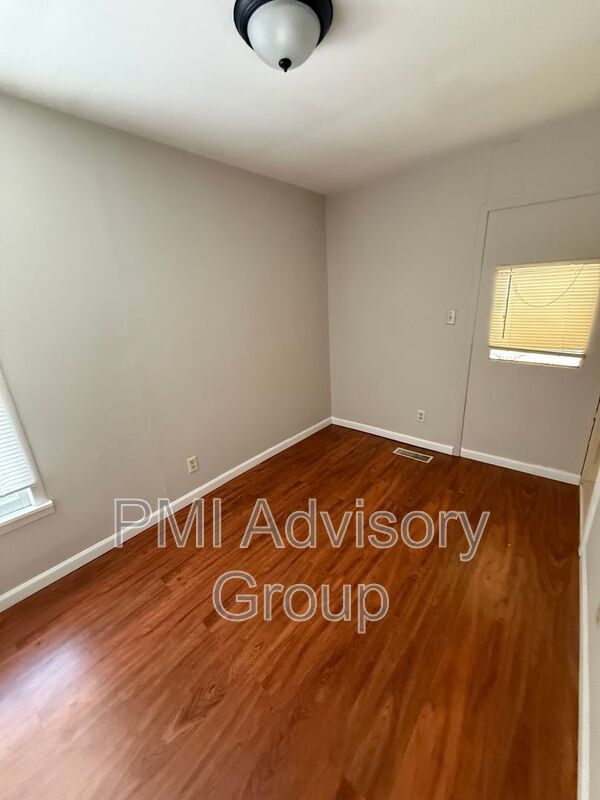 Building Photo - 200 SW Orchard St