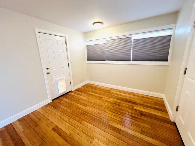 Foto del edificio - Beautiful 2 bedroom, + office/bonus room i...
