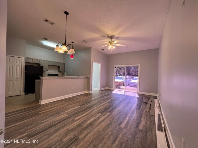 Foto del edificio - 7920 Merrill Rd