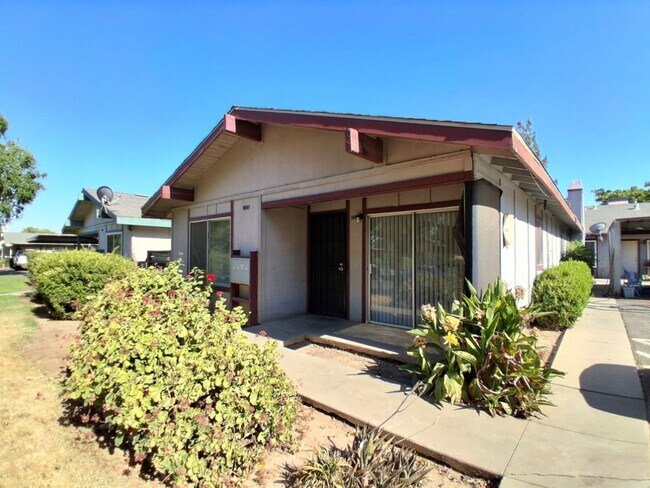 Building Photo - 3037 W Pontiac Way