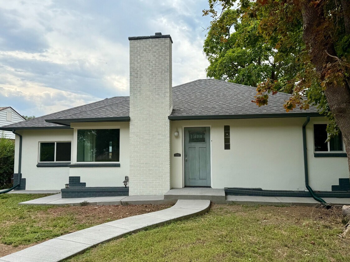 Foto principal - Beautifully remodeled mid-century modern h...