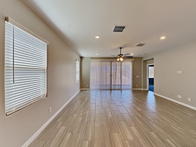 Foto del edificio - 416 S 202nd Ln