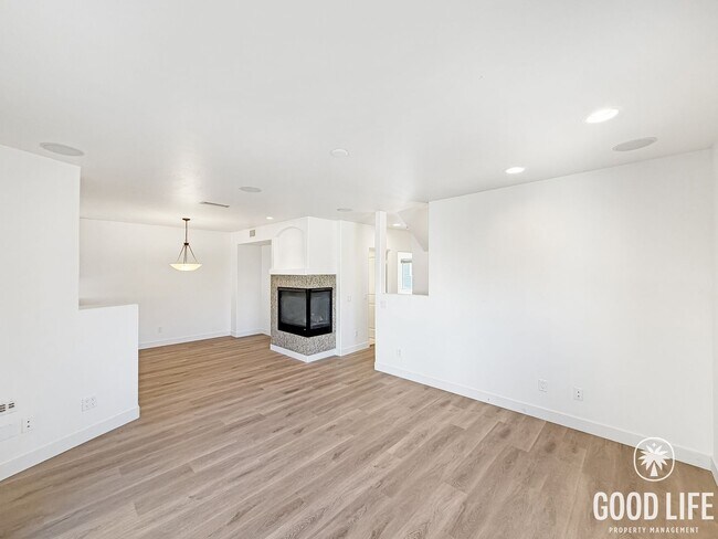 Foto del edificio - Stunning 3BD/3BA W/ A/C, Attached Garage, and In-Unit Laundry in Pacific Beach!