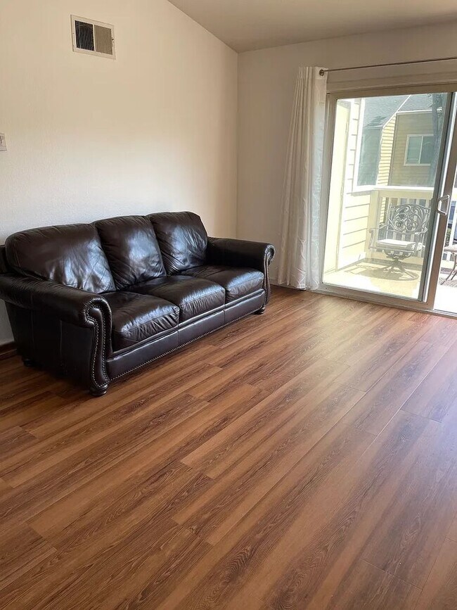 Foto del edificio - Beautiful 2-Bedroom Condo with Serene Water Views and Modern Amenities