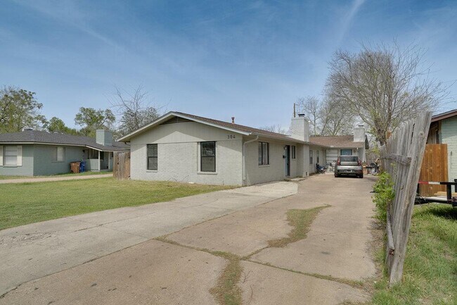 Foto del edificio - 304 John N Garner Cir