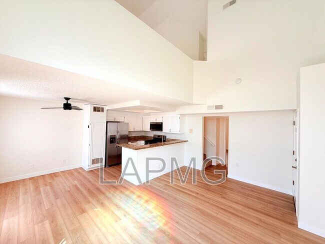 Foto del edificio - 5233 Cartwright Ave