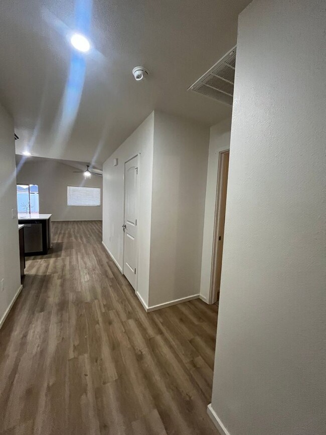 Building Photo - 1107 E La Brea Ave