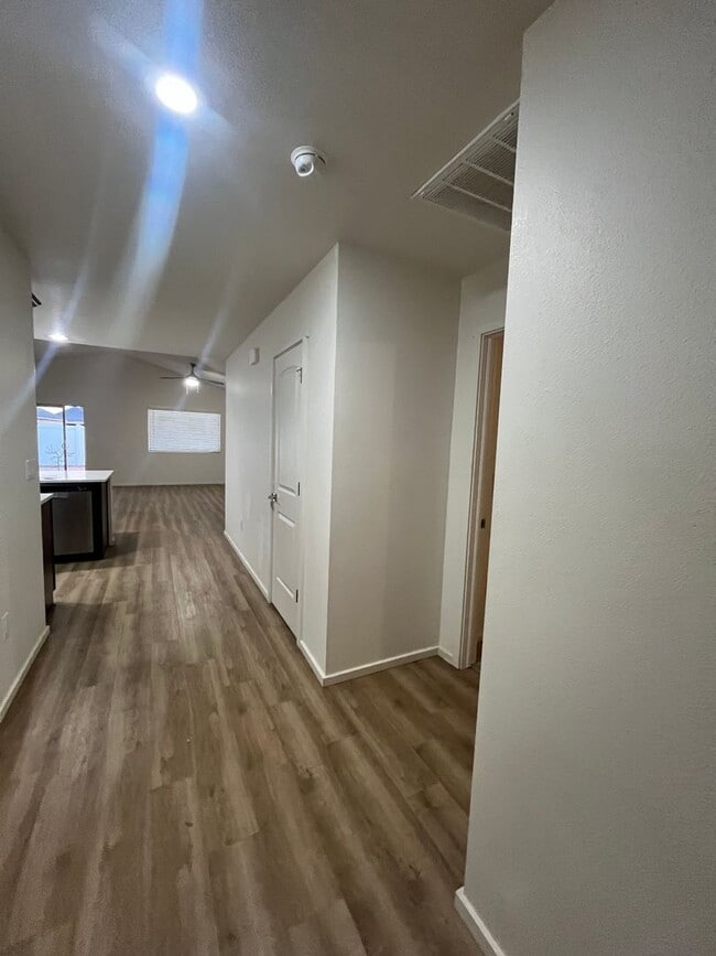 Foto del edificio - 1107 E La Brea Ave