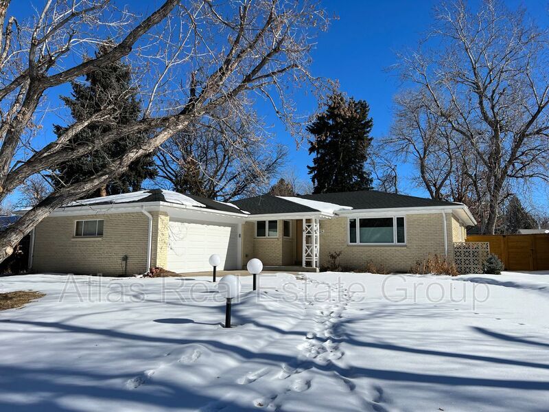 Foto principal - 2366 S Lansing St