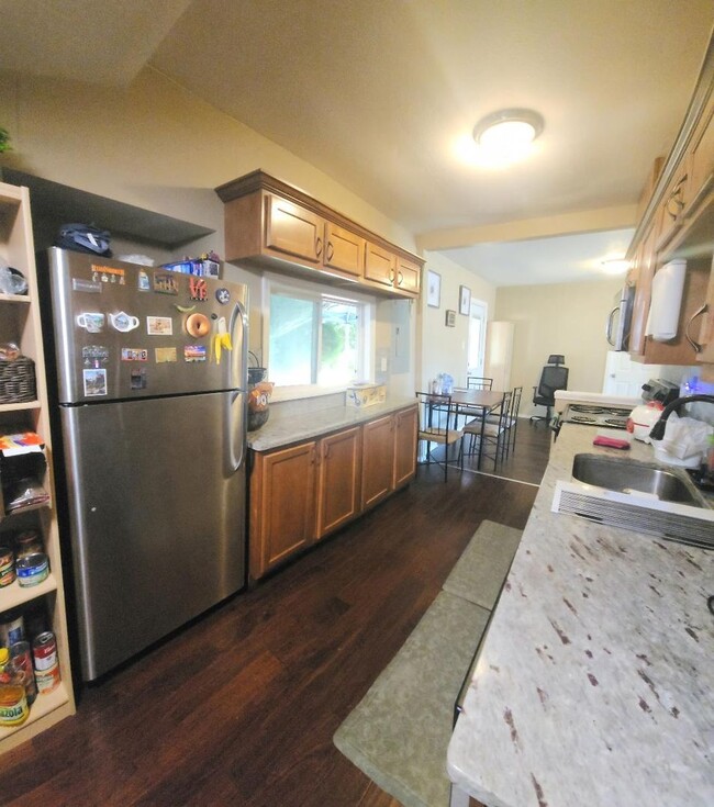 Building Photo - 3Bdrm Affordable, Quiet and Washer-Dryer I...