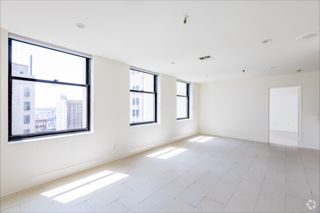 2BR, 2BA - 1100SF - Premiere Towers