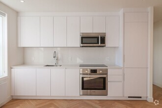 Building Photo - 590 Outremont Av