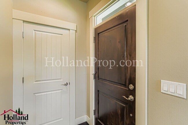 Building Photo - Welcome to your next home! This beautifull...