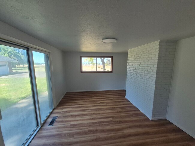 Foto del edificio - Refurbished home with Basement and large yard