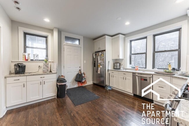 Building Photo - 3 bedroom in Chicago IL 60647