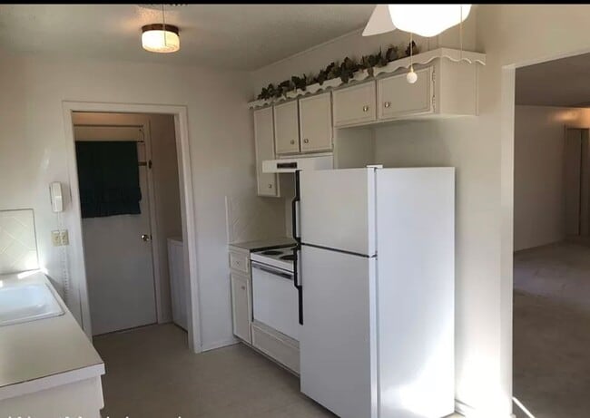 Building Photo - 3 Bedrooom 2 bath
