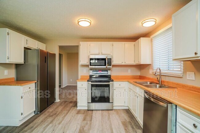 Building Photo - 921 Noyes Dr