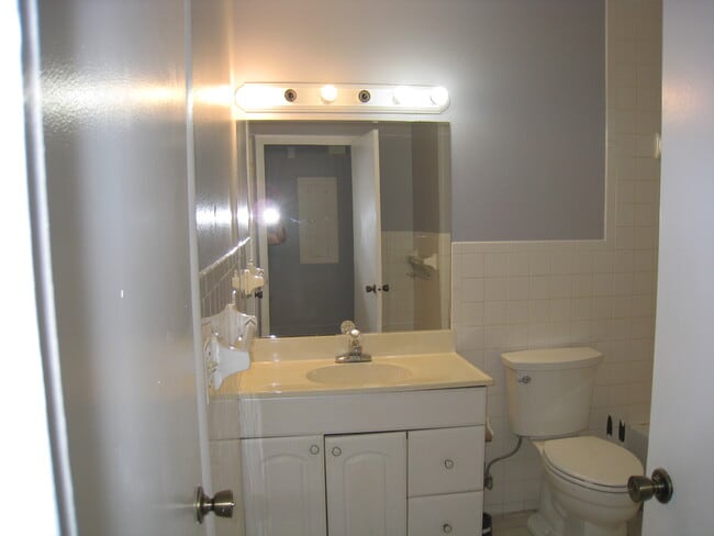 Building Photo - 609 Hampton St