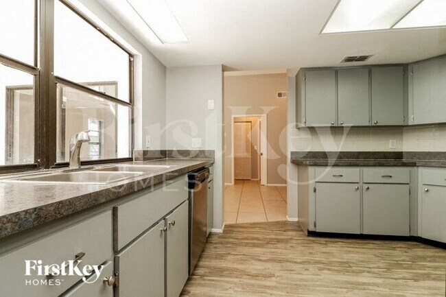 Foto del edificio - 9415 Rutland Ln