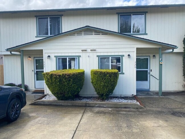 Foto del edificio - East Medford - 3 bed 1.5 bathroom 2 story duplex