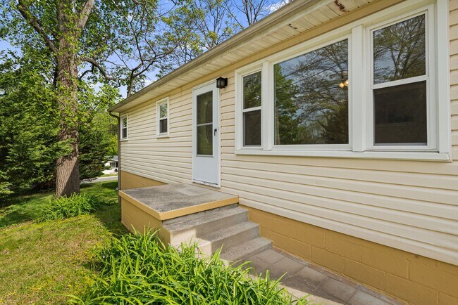Foto del edificio - Sunny 2-Bedroom Home with Fenced-In Yard a...