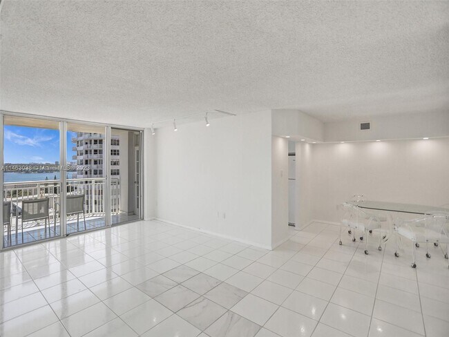 Foto del edificio - 18071 Biscayne Blvd