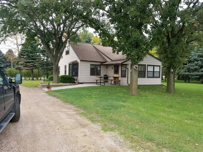 Building Photo - 1405 County Road 9 NE