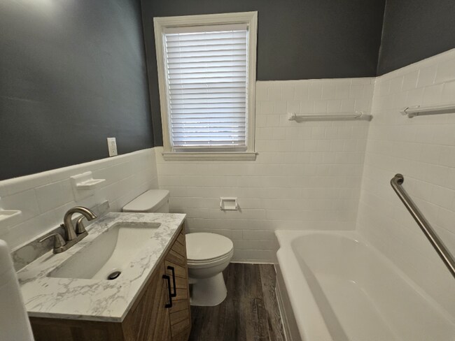 Building Photo - 3732 Sylvan Dr
