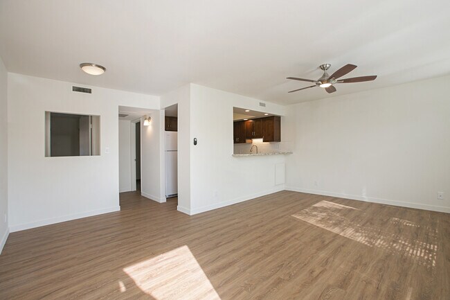 Foto del edificio - REMODELED 2BD/1BA BEAUTIFUL CROWN POINT CONDO! ONLY $3,795/MO