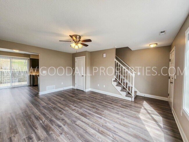 Building Photo - 3 bedroom 1.5 bath townhome in Van Meter