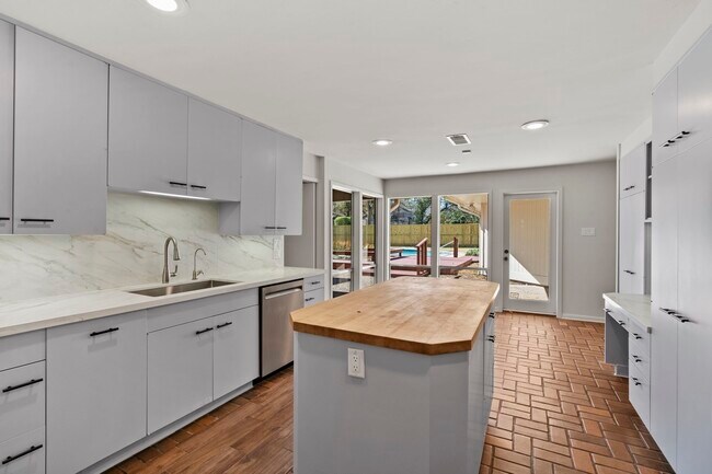 Foto del edificio - 365 Piney Point Rd