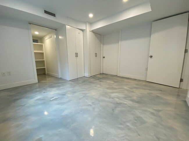 Building Photo - 10 Gloucester Ave