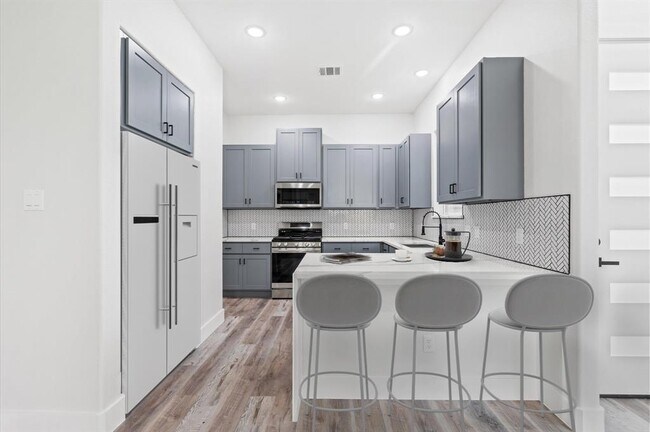 Building Photo - 108 E 44th St