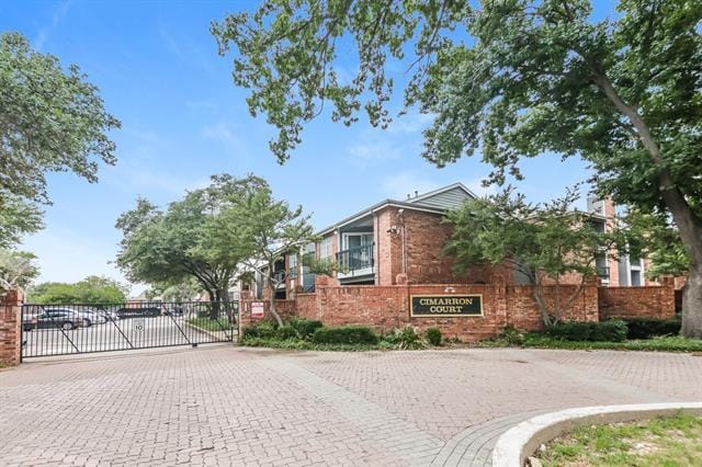Building Photo - 18333 Roehampton Dr
