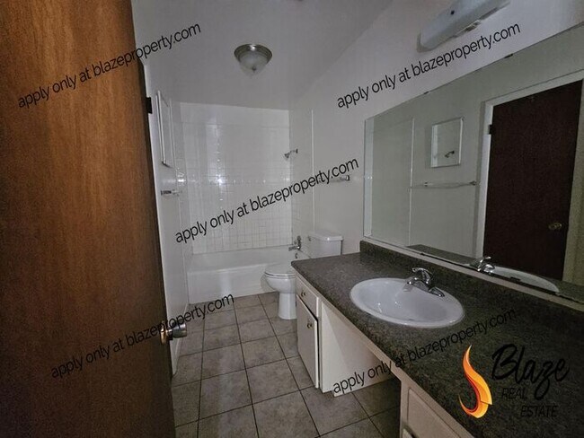 Foto del edificio - Spacious 3-Bedroom Home with Finished Base...